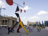 Alexander Calder's Mobile Statue, and People on Konigstrasse, (King Street), Stuttgart Photographie par Yadid Levy
