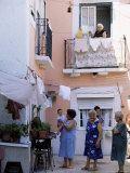 Women in the Moorish Quarter of Alfama, Lisbon, Portugal Photographie par Yadid Levy