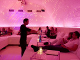 People Sitting at the Trendy Nektar Restaurant, Munich, Germany Photographie par Yadid Levy