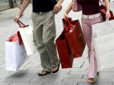 Couple Walking with Shopping Bags on Konigsallee, Dusseldorf, North Rhine Westphalia, Germany Lámina fotográfica por Yadid Levy Couple Walking with Shopping Bags on Konigsallee, Dusseldorf, North Rhine Westphalia, Germany Lámina fotográfica por Yadid Levy