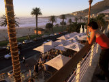 Young Woman Looking Over Camps Bay, Cape Town, South Africa, Africa Lámina fotográfica por Yadid Levy