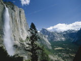 Upper Yosemite Falls Cascades Down the Sheer Granite Walls of Yosemite Valley Fotografisk tryk af Robert Francis Upper Yosemite Falls Cascades Down the Sheer Granite Walls of Yosemite Valley Fotografisk tryk af Robert Francis