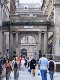 People Walking in Royal Exchange Square, the Commercial Heart of the City, Glasgow, Scotland Photographie par Yadid Levy