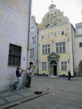 Street Musicians Play by the Three Brothers, Riga's Oldest Houses, Riga, Latvia Photographie par Yadid Levy