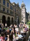 People Sitting at an Outdoor Cafe in Glasgow City Centre, Scotland Photographie par Yadid Levy