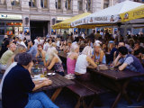 People at an Outdoor Restaurant in Plaza Along Kalku Iela, Old Town, Riga, Latvia Photographie par Yadid Levy