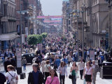 People Walking on Buchanan Street, Glasgow, Scotland, United Kingdom Photographie par Yadid Levy