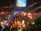 Young People Dance in the Hollywood Night Club, at the Stalin Cinema, Tallinn, Estonia Photographie par Yadid Levy
