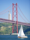 25th April Bridge Over the Tagus River and the Christ Statue in Background Lámina fotográfica por Marco Simoni 25th April Bridge Over the Tagus River and the Christ Statue in Background Lámina fotográfica por Marco Simoni
