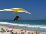Hang-Glider Landing on Pepino Beach, Rio De Janeiro, Brazil, South America Lámina fotográfica por Marco Simoni