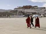 Monks Carrying Umbrellas to Shield Against the Sun, in Front of the Potala Palace, Tibet Lámina fotográfica por Don Smith Monks Carrying Umbrellas to Shield Against the Sun, in Front of the Potala Palace, Tibet Lámina fotográfica por Don Smith