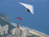 Hang-Glider Just after Take-Off from Pedra Bonita, Rio De Janeiro, Brazil, South America Lámina fotográfica por Marco Simoni