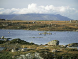 The Twelve Pins Mountains Rise Above Loughans on the Lowland, Connemara, County Galway, Eire Fotografie-Druck von Tony Waltham