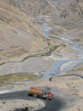 Truck Climbing Lachalang Pass, out of Valley of Zanskar River, Ladakh, India 写真プリント - トニー・Waltham
