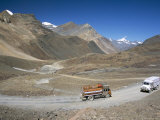 Trucks on Baralacha Pass, Road Only Open Three Months of Year, Ladakh, India Lámina fotográfica por Tony Waltham Trucks on Baralacha Pass, Road Only Open Three Months of Year, Ladakh, India Lámina fotográfica por Tony Waltham