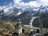 Prayer Flags on Kyanjin Gompa, Langtang, Himalayas, Nepal Fotografie-Druck von Tony Waltham