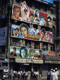 Film Advertisment Hoardings, Kolkata, (Calcutta), India Fotografie-Druck von Tony Waltham