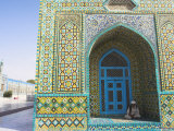 Pilgrim Sits in a Niche at the Shrine of Hazrat Ali, Mazar-I-Sharif, Afghanistan Photographie par Jane Sweeney