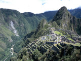 Ruins of Inca Town Site, Seen from South, with Rio Urabamba Below, Unesco World Heritage Site Fotografie-Druck von Tony Waltham