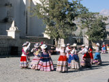 Girls in Traditional Local Dress Dancing in Square at Yanque Village, Colca Canyon, Peru Photographie par Tony Waltham