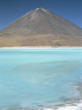 Laguna Verde with Mineral Flat Margin and Volcan Licancabur, 5960M, Southwest Highlands, Bolivia Fotografie-Druck von Tony Waltham