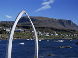 Whale Bone Arch on Village Harbour, Qeqertarsuaq (Godhavn), Disko Island, West Coast, Greenland Photographie par Tony Waltham