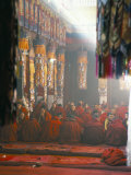 Monks Inside the Main Prayer Hall, Drepung Buddhist Monastery, Lhasa, Tibet, China Fotografie-Druck von Tony Waltham