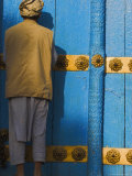 Pilgrim at the Shrine of Hazrat Ali, Mazar-I-Sharif, Afghanistan Fotografie-Druck von Jane Sweeney