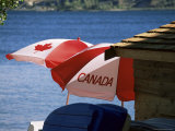 Patriotic Umbrellas on the Shore of Okanagan Lake, Near Penticton, Canada Lámina fotográfica por Ruth Tomlinson