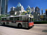 Typical Red and White Bus, Robson Square, Vancouver, British Columbia, Canada Fotografiskt tryck av Ruth Tomlinson Typical Red and White Bus, Robson Square, Vancouver, British Columbia, Canada Fotografiskt tryck av Ruth Tomlinson