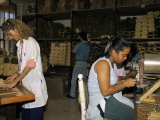 Labelling and Wrapping Cigars, Santo Domingo, Dominican Republic, West Indies, Central America Lámina fotográfica por Guy Thouvenin Labelling and Wrapping Cigars, Santo Domingo, Dominican Republic, West Indies, Central America Lámina fotográfica por Guy Thouvenin