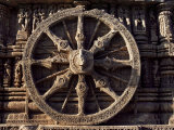 Carved Chariot Wheel, Sun Temple Dedicated to the Hindu Sun God Surya, Konarak, Orissa State Impressão fotográfica por John Henry Claude Wilson