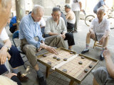 Elderly Men Playing a Form of Chess, Hu Hai Lake, Beijing, China Photographie par Adam Tall