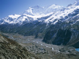 View Over Manang, Gangapurna Mountains, Himalayas, Nepal Photographie par Loraine Wilson