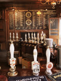 Beer Pumps and Bar, Sun Pub, London, England, United Kingdom Photographie par Adam Woolfitt