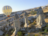 Hot Air Ballooning Over Rock Formations, Cappadocia, Anatolia, Turkey Lámina fotográfica por Alison Wright