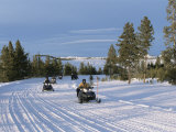Snowmobiling in the Western Area of Yellowstone National Park, Montana, USA Fotografisk tryk af Alison Wright Snowmobiling in the Western Area of Yellowstone National Park, Montana, USA Fotografisk tryk af Alison Wright