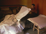Tibetan Buddhist Monk Printing Prayers, Ganden Monastery, Lhasa, Tibet, China Fotografisk tryk af Alison Wright Tibetan Buddhist Monk Printing Prayers, Ganden Monastery, Lhasa, Tibet, China Fotografisk tryk af Alison Wright