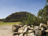 The Ancient Zapotec City of Monte Alban, Unesco World Heritage Site, Near Oaxaca City, Mexico Lámina fotográfica por R H Productions