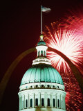 Fourth of July Fireworks Display over Arch and Old Courthouse Dome, St. Louis, Missouri Lámina fotográfica por Eddie Brady Fourth of July Fireworks Display over Arch and Old Courthouse Dome, St. Louis, Missouri Lámina fotográfica por Eddie Brady