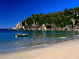 Father and Daughters Enjoying Waters of Radical Bay, Magnetic Island, Australia Photographie par Ross Barnett