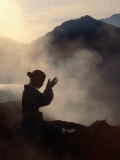 Woman Leaving an Offering on Mt. Batur, Batur, Bali, Indonesia Reprodukcja zdjęcia autor Margie Politzer Woman Leaving an Offering on Mt. Batur, Batur, Bali, Indonesia Reprodukcja zdjęcia autor Margie Politzer