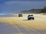 Four-Wheel Drive Vehicles on Seventy Five Mile Beach, Queensland, Australia Fotografisk tryk af David Wall