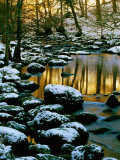 River Rathay at Grasmere with Winter Snow on Rocks, Lake District National Park, Cumbria, England Lámina fotográfica por David Tomlinson