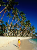 Female Tourist on Return to Paradise Beach, Upolu, Samoa Photographie par Peter Hendrie