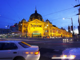 Flinders Street Station at Night, Melbourne, Victoria, Australia Lámina fotográfica por David Wall