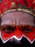 Man in Headdress with Painted Face at Sing-Sing, Mt. Hagen, Western Highlands, Papua New Guinea Photographie par Peter Hendrie