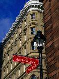 Street Sign at Place d'Armes, Montreal, Quebec, Canada Fotografie-Druck von Glenn Van Der Knijff