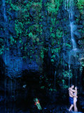 Couple in Blue Pool, Wainapanapa Coastline, Maui, Hawaii Photographie par Holger Leue