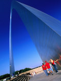 People at Base of Gateway Arch, St. Louis, Missouri Fotografisk trykk av Eddie Brady People at Base of Gateway Arch, St. Louis, Missouri Fotografisk trykk av Eddie Brady